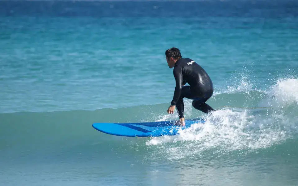 Surfeur sur une vague