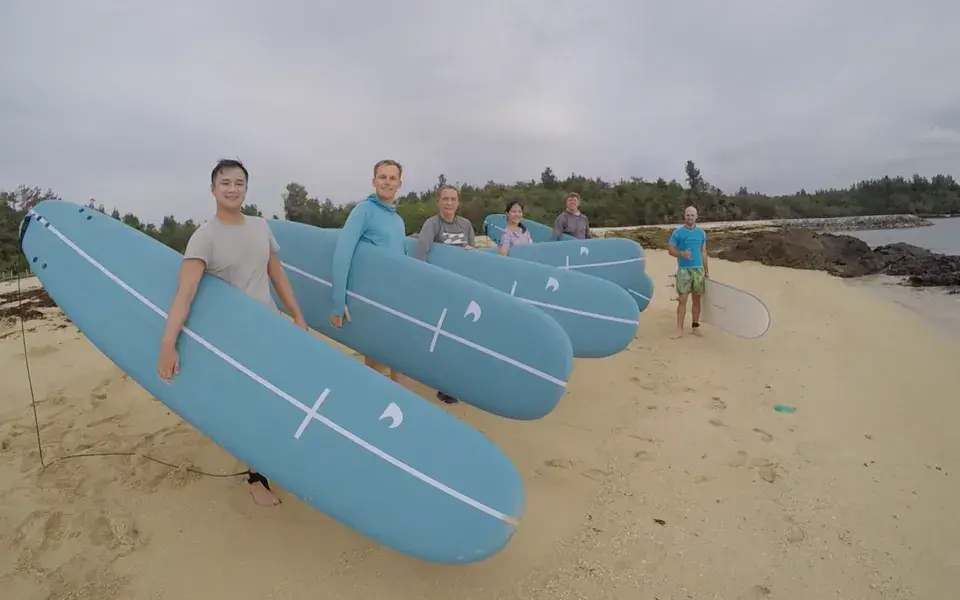 Groupe sur la plage avec des planches de surf