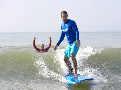 Surfeur sur une vague