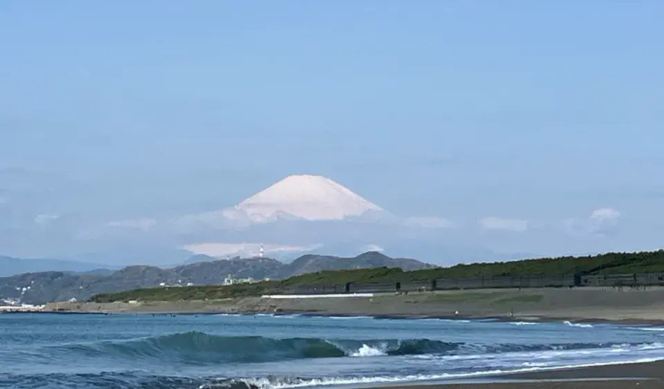Vue de la plage avec le mont Fuji au loin