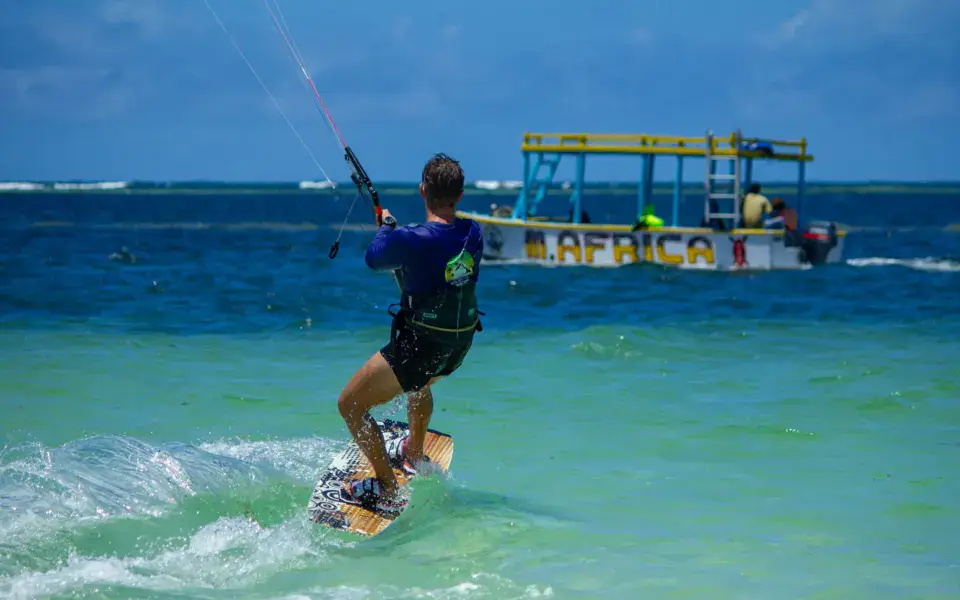 Kitesurfeur sur l'eau, un bateau en arrière-plan