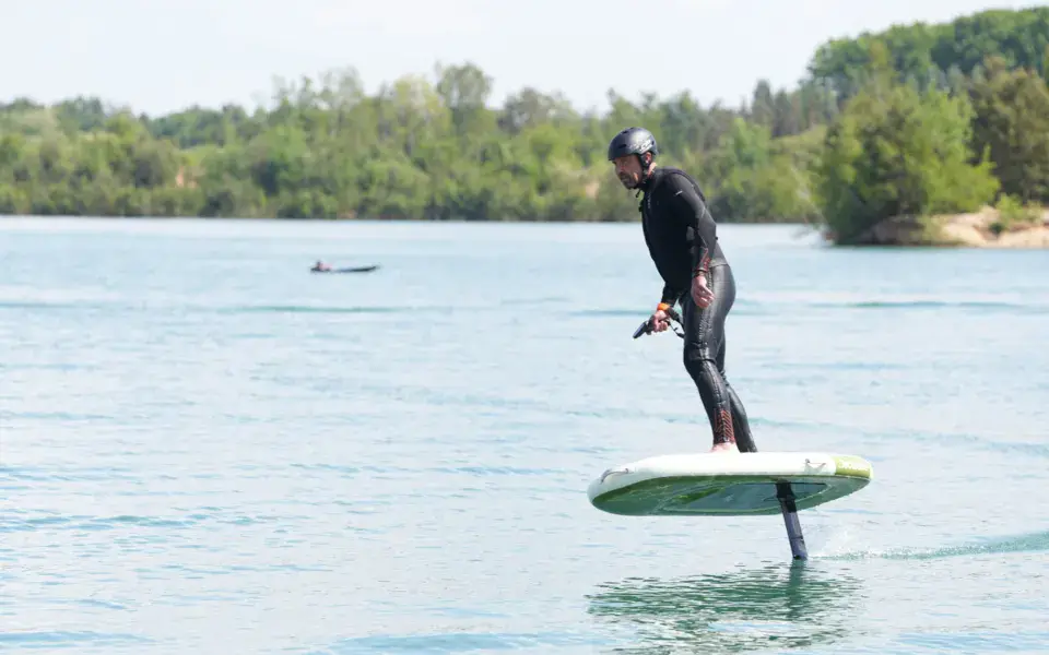 Rider sur un eFoil au-dessus de l'eau