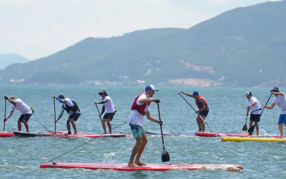 Groupe de pagayeurs en stand up paddle
