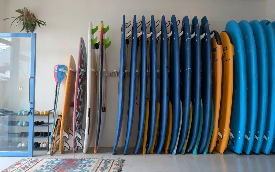 Planches de location rangées dans la boutique