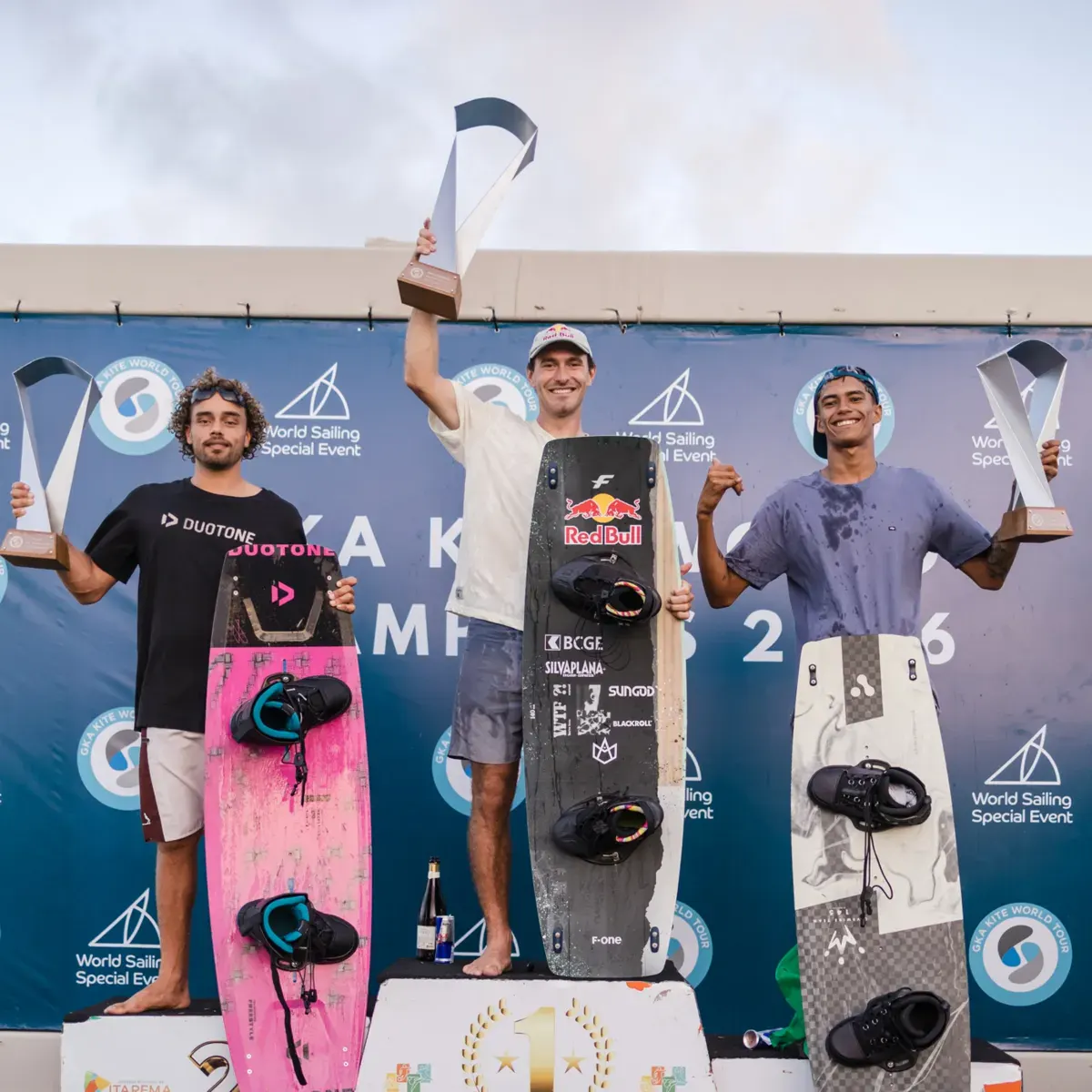 Le podium masculin d'Ilha do Guajiru : Karim Mahmoud, Maxime Chabloz et Anthar Racca, trophées levés