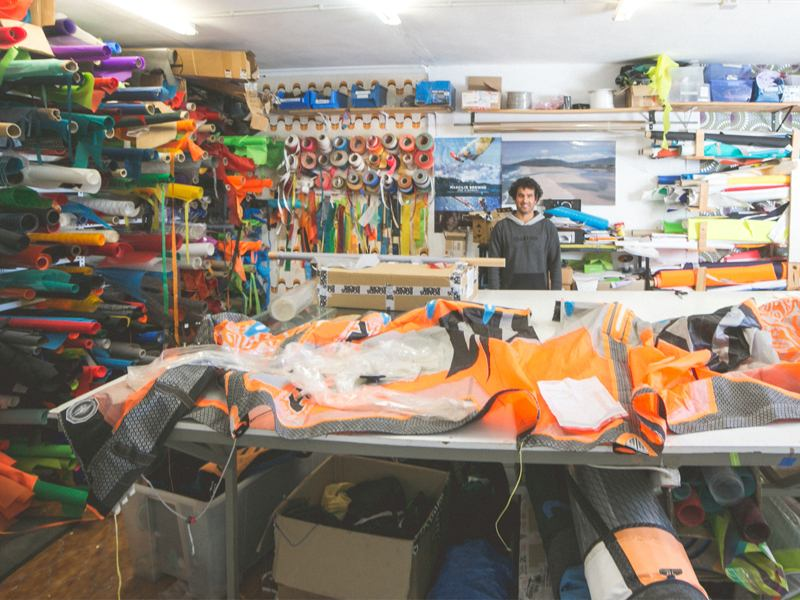 Une aile en réparation dans l'atelier