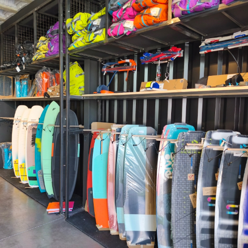 Le rayon kitesurf de la boutique Spot Hunters à Lattes