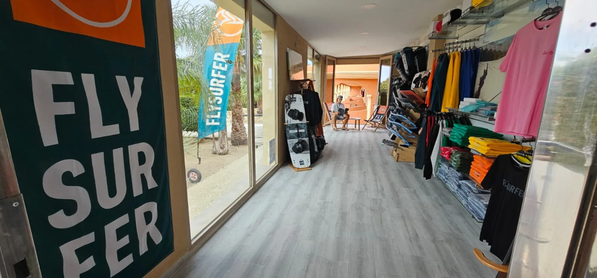 Intérieur de la boutique Kitesur, calle Coronel Francisco Valdés