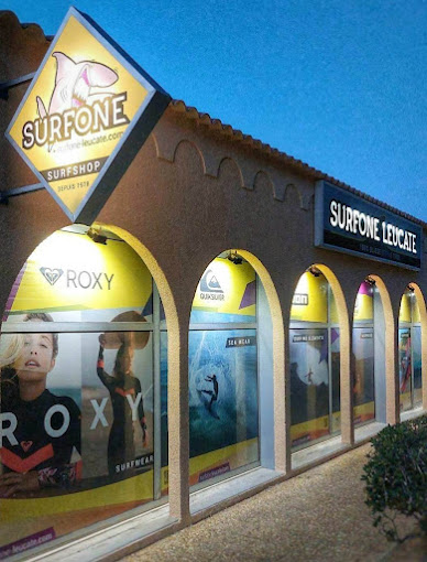 Façade et vitrines du magasin Surfone à Port-Leucate