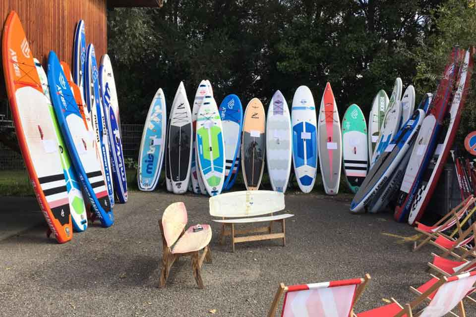 Les planches de location de la station SUP devant le magasin