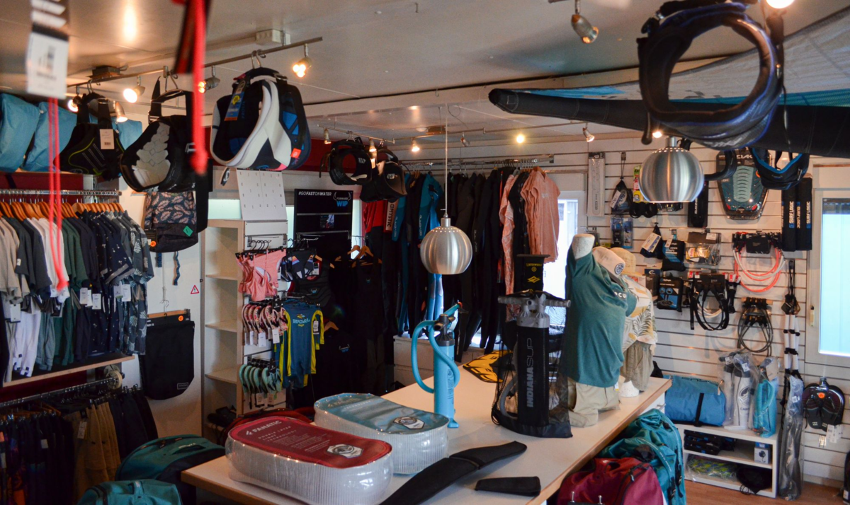 Intérieur du magasin du Surfshop à Préverenges