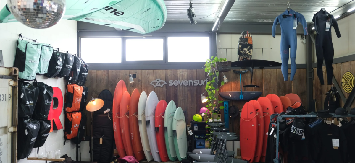 Intérieur du magasin sevensurf à Steffisburg
