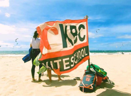 Le drapeau de l'école sur la plage