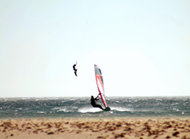 Windsurf et kitesurf dans le détroit