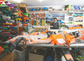 Une aile en réparation dans l'atelier