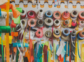 L'atelier de réparation de voiles et ses tissus
