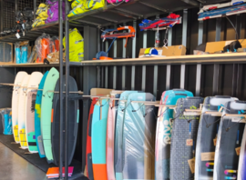 Le rayon kitesurf de la boutique Spot Hunters à Lattes