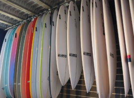 Le mur de planches de surf de Spot Hunters