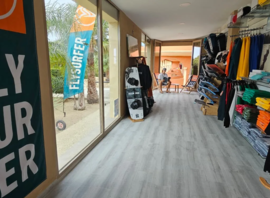 Intérieur de la boutique Kitesur, calle Coronel Francisco Valdés