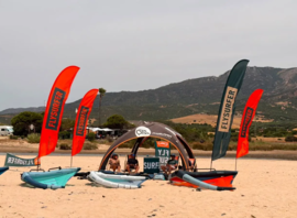 Stand d'essai de matériel Flysurfer sur la plage