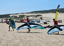 Cours de wingfoil sur la plage