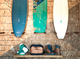 Planches et sacs exposés en boutique