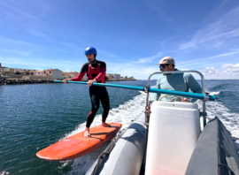 Simulateur de foil le long du bateau de l'école