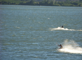 Deux kitesurfeurs en navigation sur plan d'eau abrité