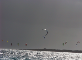 Nombreuses ailes de kitesurf en mer, vue large