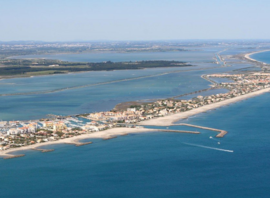 Vue aérienne du lido de Frontignan-Plage, entre mer et étangs