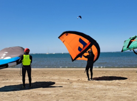 Prise en main des ailes de wing sur la plage avant la mise à l'eau