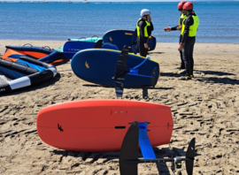 Planches et foils de wing de l'école sur la plage