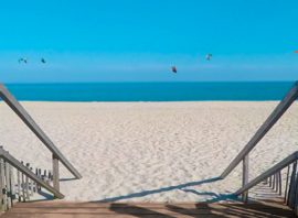 Accès à la plage des Trois Digues, spot en mer de l'école