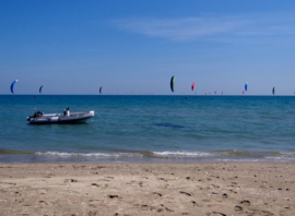 Bateau de l'école au mouillage devant la plage