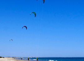 Ailes de kitesurf au-dessus d'une plage sauvage