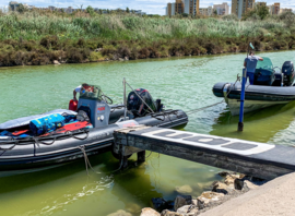 Les deux semi-rigides de l'école au ponton, sur le canal