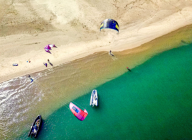 Cours de kitesurf à l'Espiguette, vue aérienne avec les bateaux de l'école