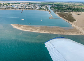 Vue aérienne du banc de sable de l'Espiguette, devant Port-Camargue