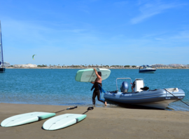 Planches et bateau de l'école au bord de l'eau