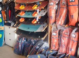 Planches de kite et ailes en rayon au magasin