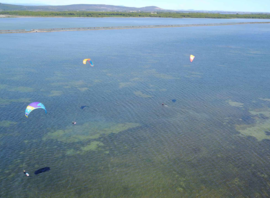 Vue aérienne de l'étang d'Ingril pendant une session de kite