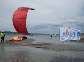 Le drapeau du Tiki Center au bord de l'étang pendant un cours