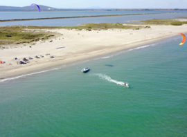 Session de kite côté mer, avec un bateau sur l'eau