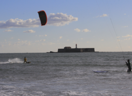 Kitesurf devant le fort de Brescou