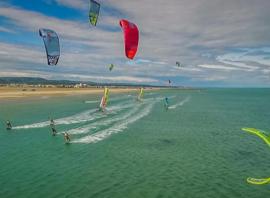 Séance de kitesurf au Pôle Mer, face à la Vieille-Nouvelle