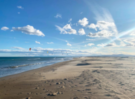 Plage sauvage et kitesurfeurs au large à Gruissan