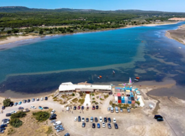 Le Pôle Étang au bord de l'étang de Mateille, vue aérienne
