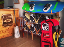 Planches et sacs de matériel dans la boutique