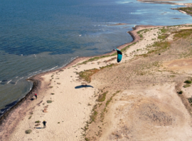 Vue aérienne du spot, entre mer et étang