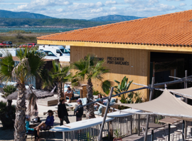La base du centre et sa terrasse, au bord de l'étang